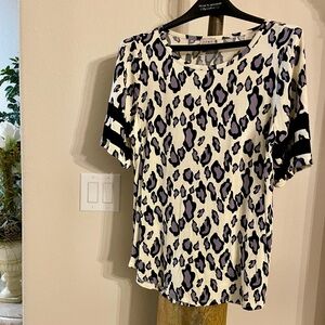 NWOT Como Vintage Black and White Leopard Print Top STRIPES ON SLEEVE SZ M CHIC!